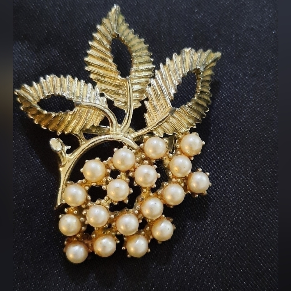 BSK Vintage Seed Pearl Gold Tone Flower Plant Brooch Pin